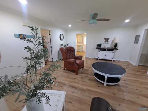 913 Edgemont Circle, Albertville, AL 35950