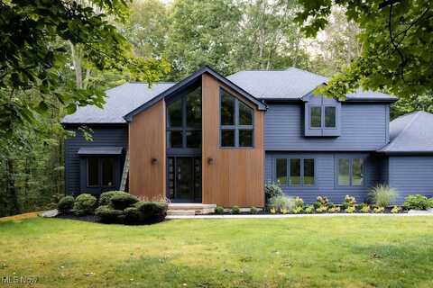 17860 Northwood Lakes Drive, Chagrin Falls, OH 44023