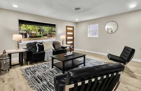 6005 Saint Johns Lane, Fort Worth, TX 76114