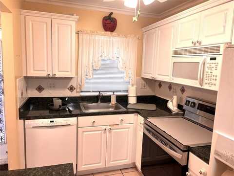 9261 Sunrise Lakes Blvd, Sunrise, FL 33322
