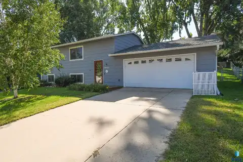 2005 E Tracy Ln, Sioux Falls, SD 57103