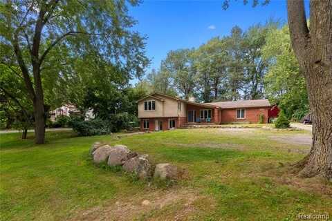 6600 Westphalia, West Bloomfield, MI 48324