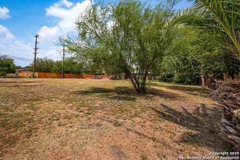 205 W Aviation Blvd, Universal City, TX 78148