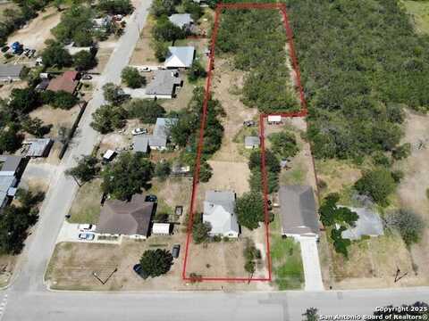 705 N Windy Knoll, Devine, TX 78016