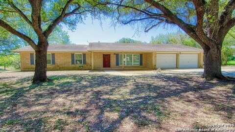 806 F St, Floresville, TX 78114