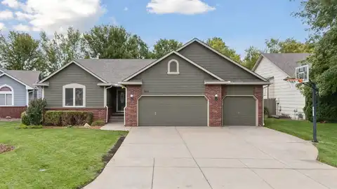 8614 W Oak Ridge Cir, Wichita, KS 67205