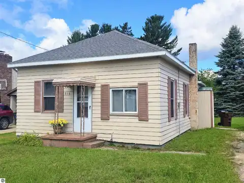 916 Chestnut Street, Cadillac, MI 49601