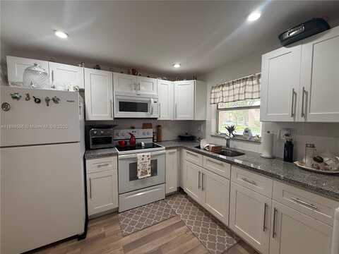 9581 Sunrise Lakes Blvd, Sunrise, FL 33322