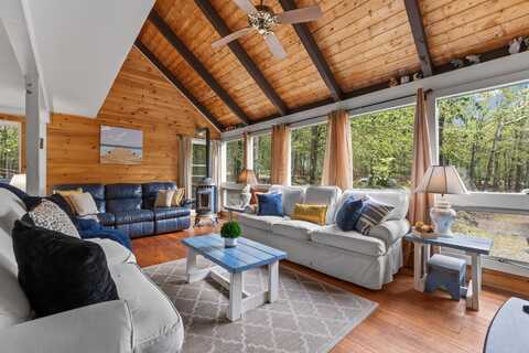 40 Highpoint Drive, Frye Island, ME 04071