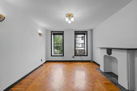 214 E 84th St, New York, NY 10028