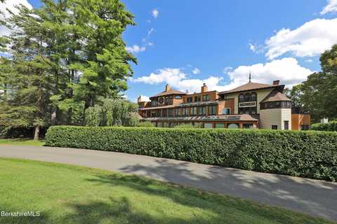 19 Hawthorne Rd, Stockbridge, MA 01262