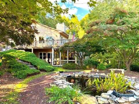 2240 E Cumming Woods Lane, Hendersonville, NC 28739
