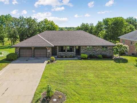 638 5th St SW, Dyersville, IA 52040