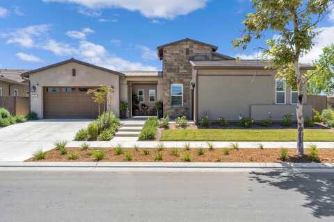 965 Beaver Pond Lp, Madera, CA 93636