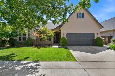 500 Warwick Avenue W, Clovis, CA 93619