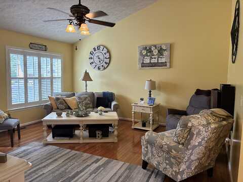 212 MAYFIELD LN, WAYNESBORO, VA 22980