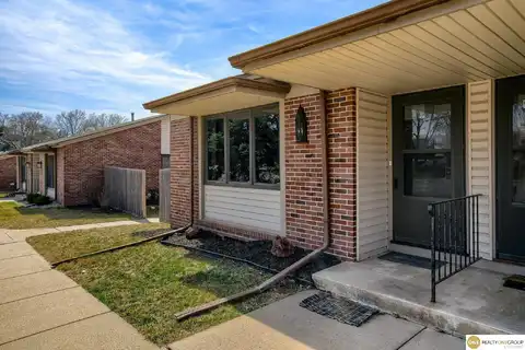 916 Carriage Way, Lincoln, NE 68510
