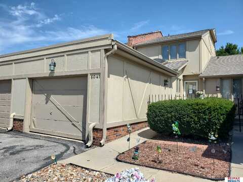 6041 Oak Hills Drive, Omaha, NE 68137