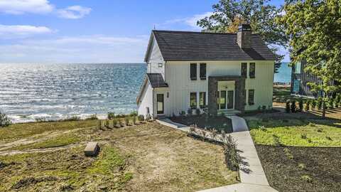 2576 Lakeshore Drive, Fennville, MI 49408