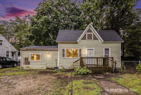 709 E Van Deinse Street, Greenville, MI 48838