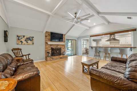 709 W Rieck Rd, Tyler, TX 75703