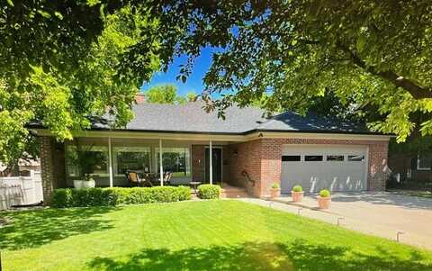 419 E 4th St, Russell, KS 67665