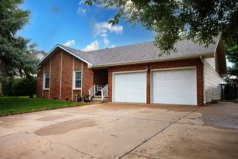 121 W 38th St, Hays, KS 67601