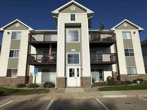 6430 Creekside Dr NE, Cedar Rapids, IA 52402