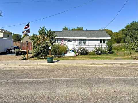 595 S 14th E, Mountain Home, ID 83647