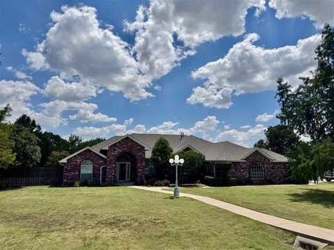 16 NW Scenic Ridge Dr, Lawton, OK 73505