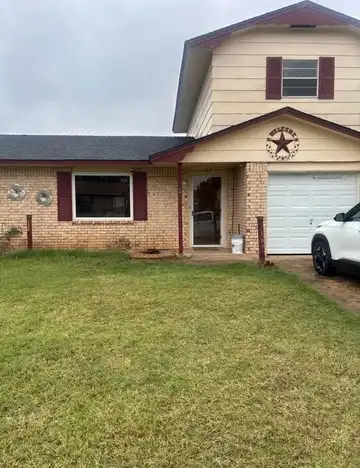 109 NE English St, Lawton, OK 73507