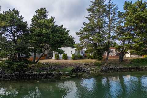 955 NE Mill St, Waldport, OR 97394