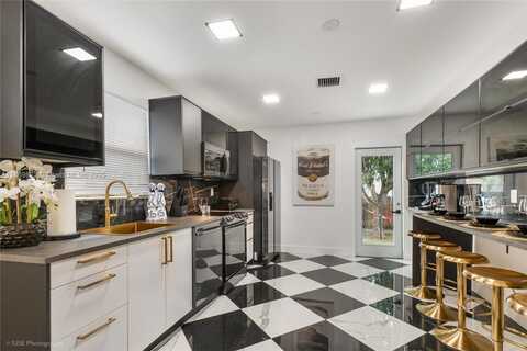 919 NW 49 st, Miami, FL 33127