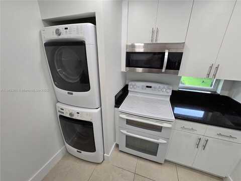 8886 SW 3rd St, Pembroke Pines, FL 33025