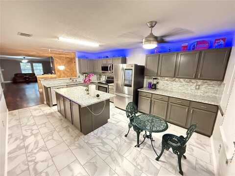 910 Anvil Creek Drive, Arlington, TX 76001