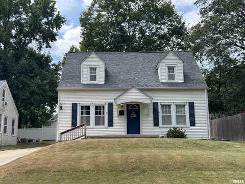 823 N COLLEGE Street, Salem, IL 62881