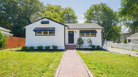 25 Oakleaf Drive, Waterbury, CT 06708