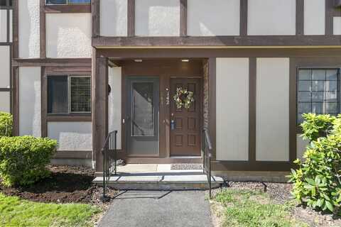 142 Foxwood Close, Milford, CT 06461