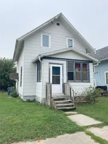 8 S 7th Avenue, Marshalltown, IA 50158