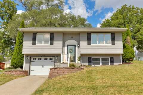 206 E Hughes Circle, Des Moines, IA 50315