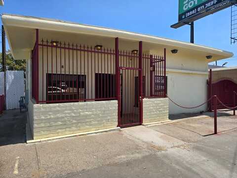 1448 Blackstone Avenue N, Fresno, CA 93703