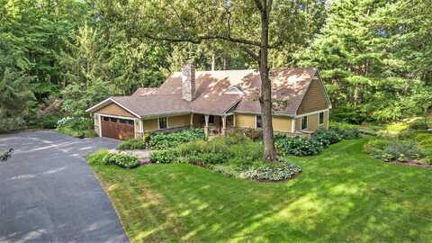 421 Greentree Lane NE, Ada, MI 49301