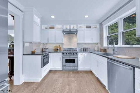 25 Glenbrook Rd, Plainsboro, NJ 07950
