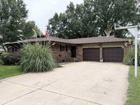 4507 Foothill Dr, Hutchinson, KS 67502