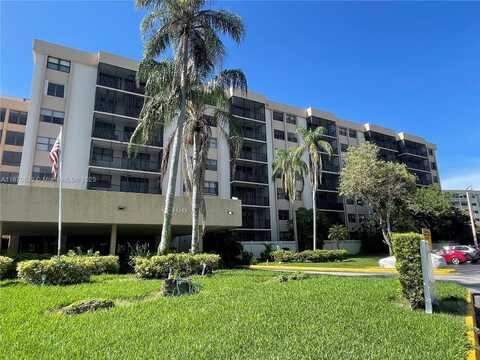 900 NE 195th St, Miami, FL 33179