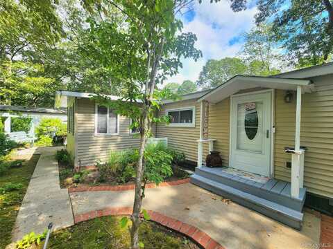525 Riverleigh Avenue, Riverhead, NY 11901
