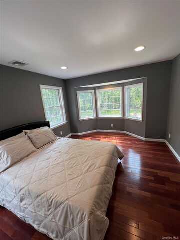 5 sunny line dr, Calverton, NY 11901