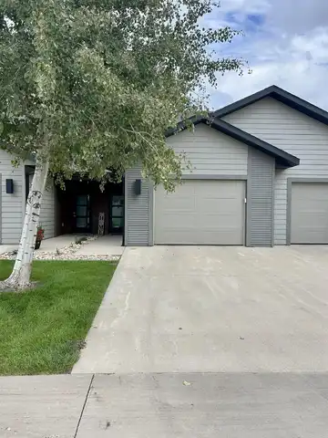 720 12TH ST NE, Sioux Center, IA 51250