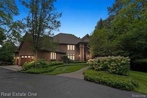 7181 Hillside Drive, Clarkston, MI 48346