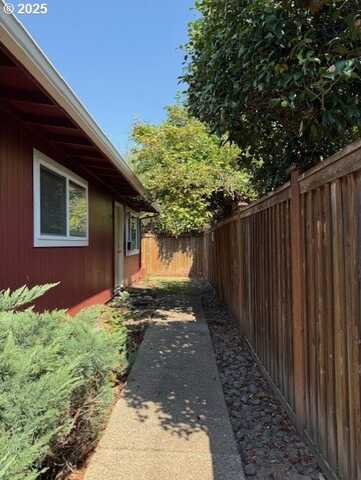 1674 HAYES ST, Eugene, OR 97402